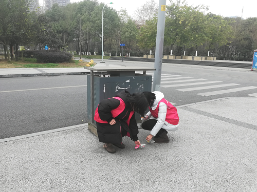 成龙路街道晨辉社区开展红袖套治安巡逻志愿服务活动图片2.png