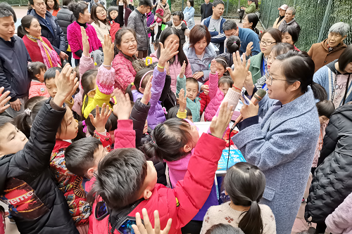 成龙路街道卓锦城社区开展“植下一棵小树，种下一份爱心”植树节主题活动片2.png